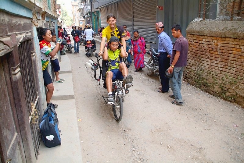 	Nepal: Benny fährt mit Rubin Probe vor Nirjalas Haus	