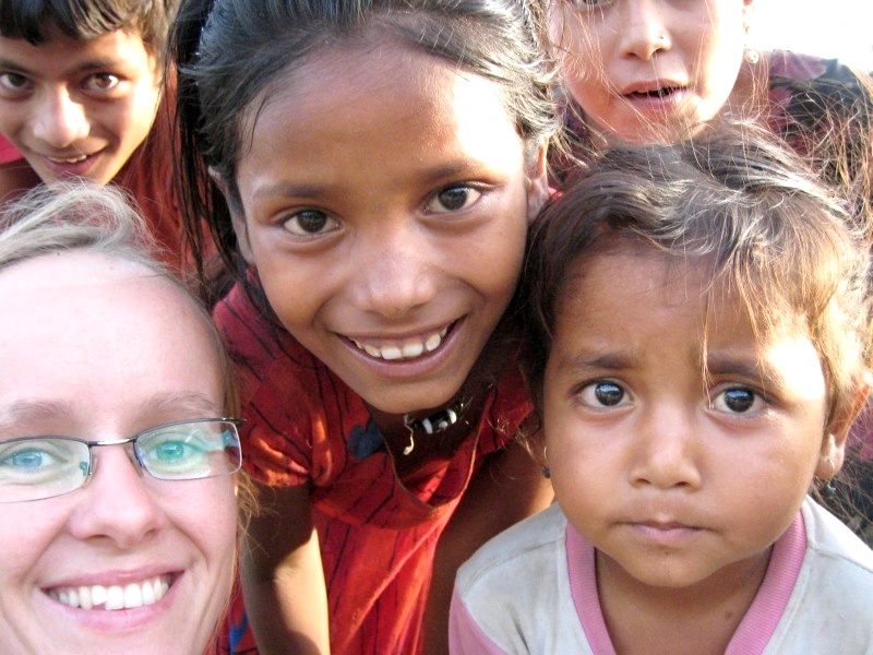 	Nepal: Mandy mit Kindern	