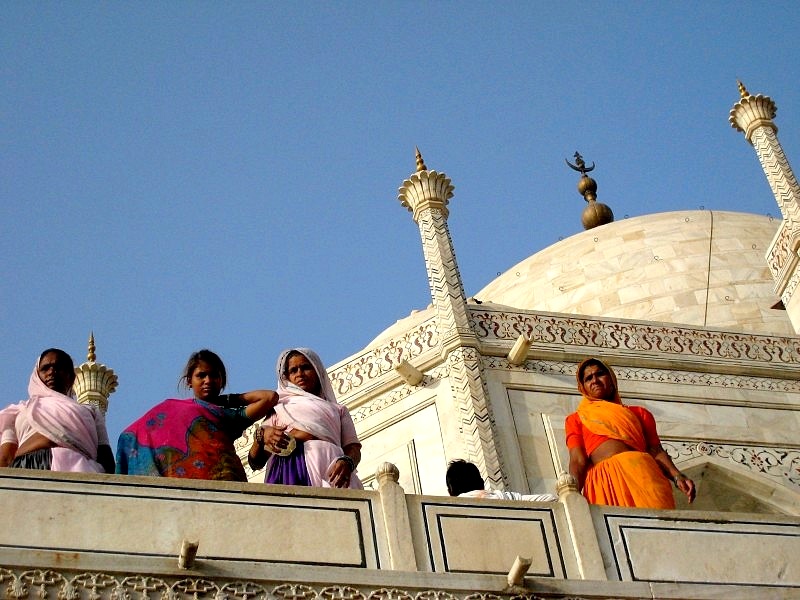 Indien: Frauen beim Taj Mahal