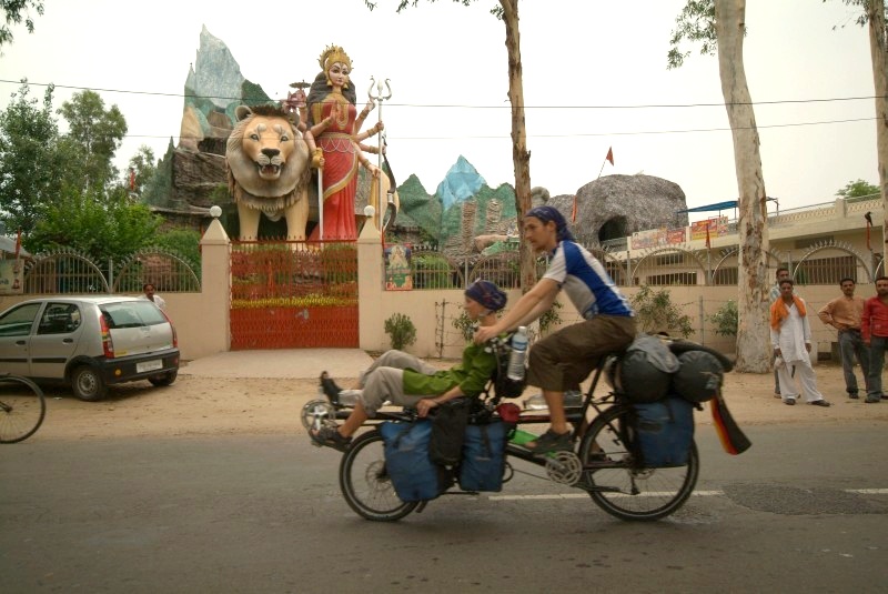	Indien: Wir fahren vorbei an Hindutempel	