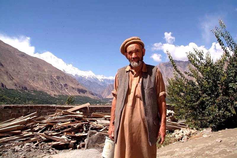 3-08-pakistan-karakorum-highway-der-besitzer-der-aeltesten-unterkunft-fuer-touristen