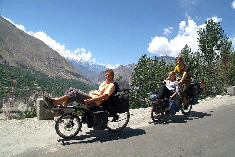 3-09-pakistan-karakorum-highway-wir-treffen-den-liegeradler-schorsch