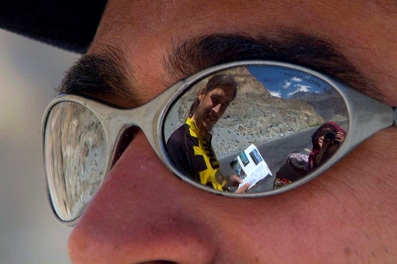 3-11-pakistan-karakorum-highway-spiegelung-in-sonnenbrille