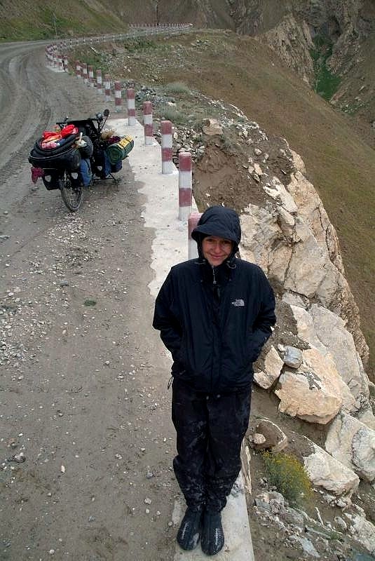 china2 007-mandy-an-serpentinen-vor-abhang