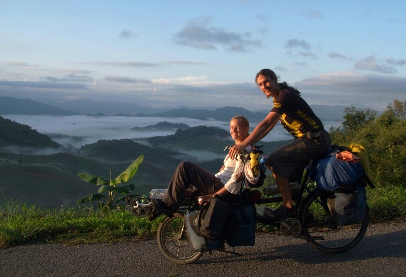 Laos: Radfahren Über den Wolken