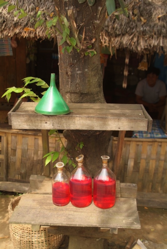 Laos: Benzin für die Motorroller