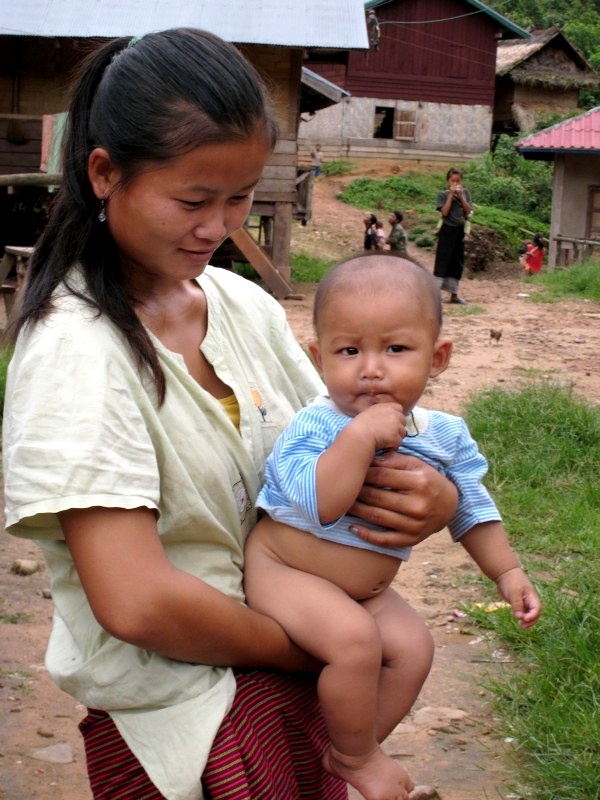 Laos: Frau mit ihrem Baby