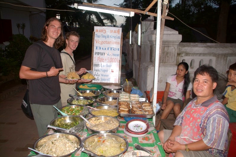 Laos: Lecker Abendessen am Nachtmarkt in Louang Prabang