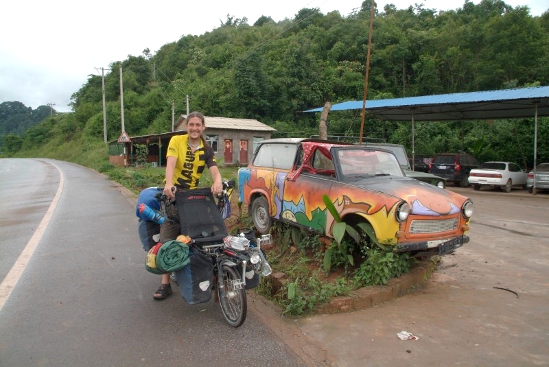 Laos: Ein Trabi ist an der chinesisch laotischen Grenze abgestellt