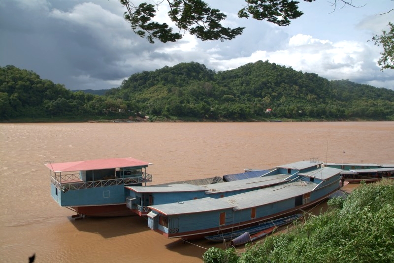 Laos: Boote am Mekong
