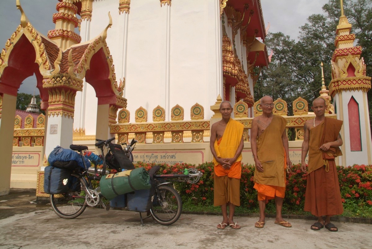 Isan, Thailand: Buddhistische Mönche bei Kloster